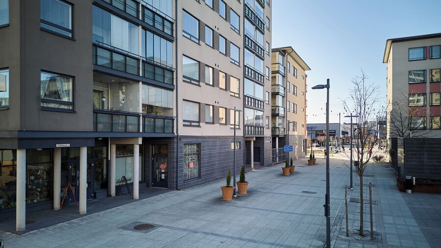 Bright 1BR Apt with Sauna & Balcony