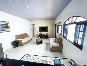 TV - Spacious house, 5 minutes from the beach in Itanhaém. (Itanhaém)