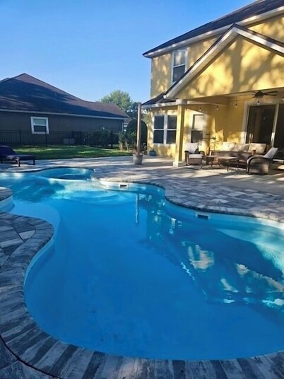 Spacious 5-bedroom house in amazing Fernandina Beach with pool and hot tub