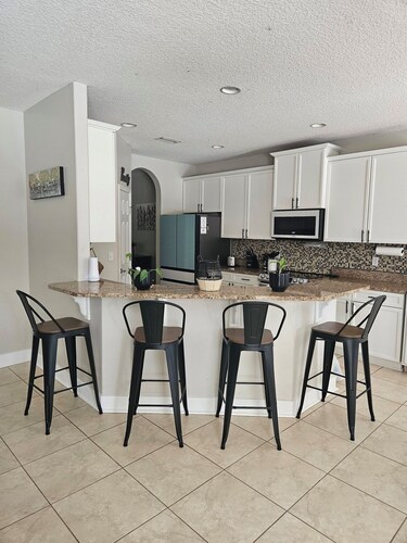 Spacious 5-bedroom house in amazing Fernandina Beach with AC and pool