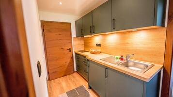 Fridge, stovetop, coffee/tea maker, electric kettle
