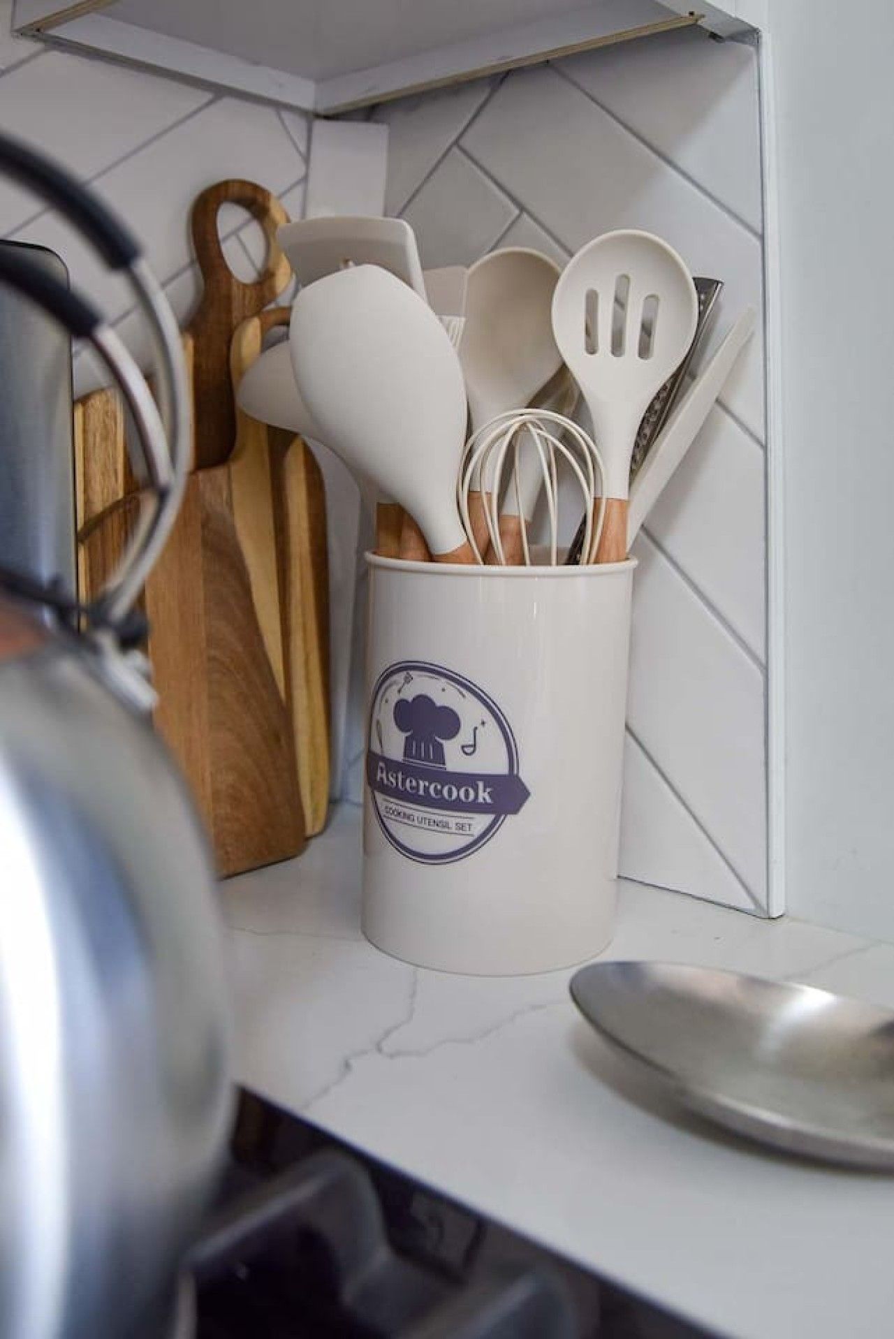 Un organizador de utensilios de cocina con un logotipo y una espátula.