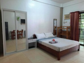 Studio, 1 queensize bed, kitchenette, op benedenverdieping | Gratis wifi, beddengoed