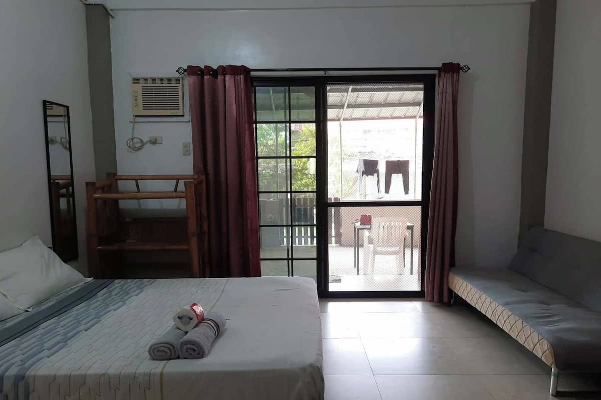 Studio, 1 grand lit, coin cuisine, rez-de-chaussée