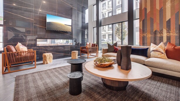 A modern living room with a sofa, coffee table, and TV. - Premium 1-bedroom apartment with Gym &Work Desk (San Francisco)