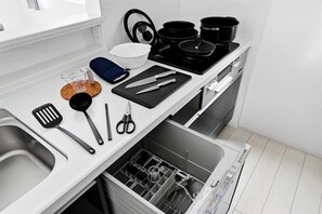 Departamento | Cocina privada | Refrigerador, microondas, parrilla de estufa y utensilios de cocina 