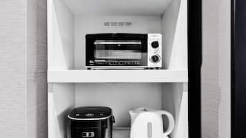 Refrigerador, microondas, placa de cocina, utensilios de cocina