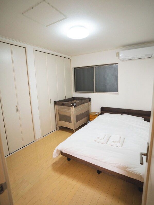 4 bedrooms, travel crib, free WiFi, bed sheets