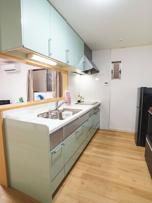 Fridge, microwave, stovetop, electric kettle - ODA VILLA@Umeda (Osaka City)