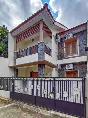 Exterior - Spacious 5-bedroom villa with Private Pool,  in nice Jogja with AC comfort (Jogja)