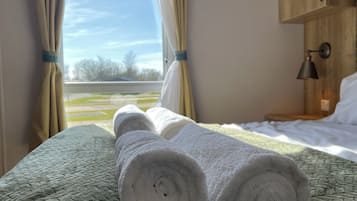 Iron/ironing board, free WiFi, bed sheets
