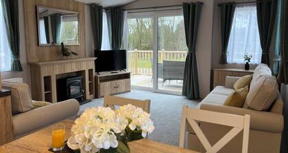 The Debonair - New Luxury Lodge, 10 mins from Lake District, Dog Friendly, Pool