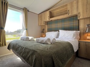 Room - The Debonair - New Luxury Lodge, 10 mins from Lake District, Dog Friendly, Pool (Warton)