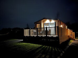 Exterior - The Debonair - New Luxury Lodge, 10 mins from Lake District, Dog Friendly, Pool (Warton)