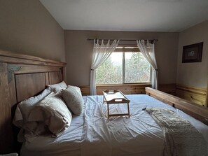 3 bedrooms, iron/ironing board, WiFi, bed sheets - Mountain and Ski Slope Views Eagle Mountain Estate Private Retreat (Big Bear Lake)