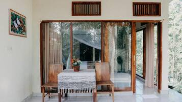 Deluxe Double Room, Garden View | Dining