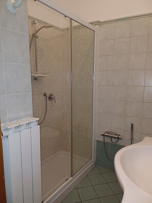 Douche, sèche-cheveux, serviettes fournies, savon