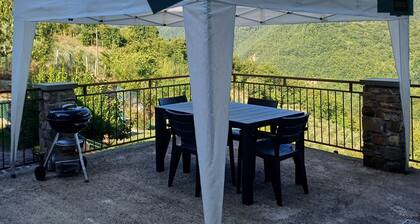 The house under the face of Ripola. Apartment in lovely hamlet of Lunigiana