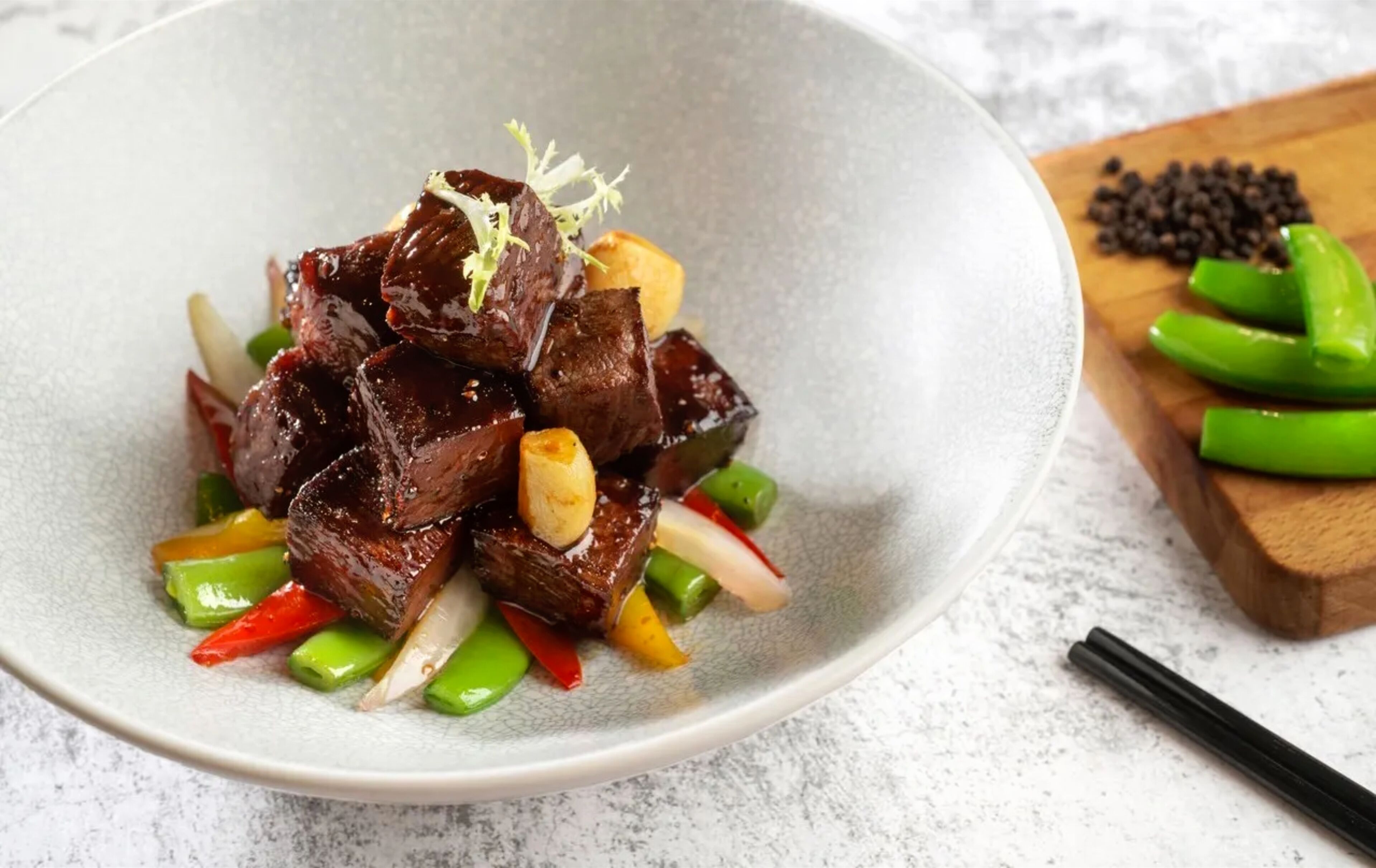 Un plato de comida con diversos vegetales y carne.