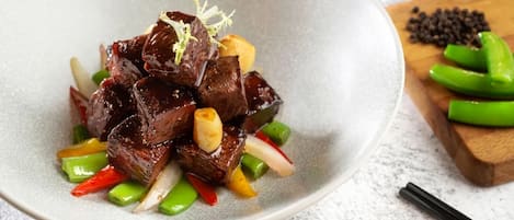 Un plato de comida con diversos vegetales y carne.