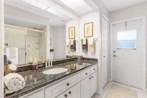 Shower, jetted bath, hair dryer, towels - Villa Twin Palms 3BR 2BA Waterfront Heated Pool Gulf Access Private Dock (Cape Coral)