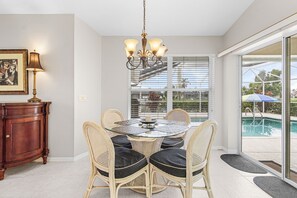 Dining - Villa Twin Palms 3BR 2BA Waterfront Heated Pool Gulf Access Private Dock (Cape Coral)