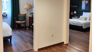 Ein Hotelzimmer mit Bett, Stuhl, Lampe und einem Bild an der Wand.