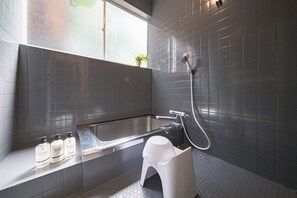 Villa - udsigt til have | Badeværelse