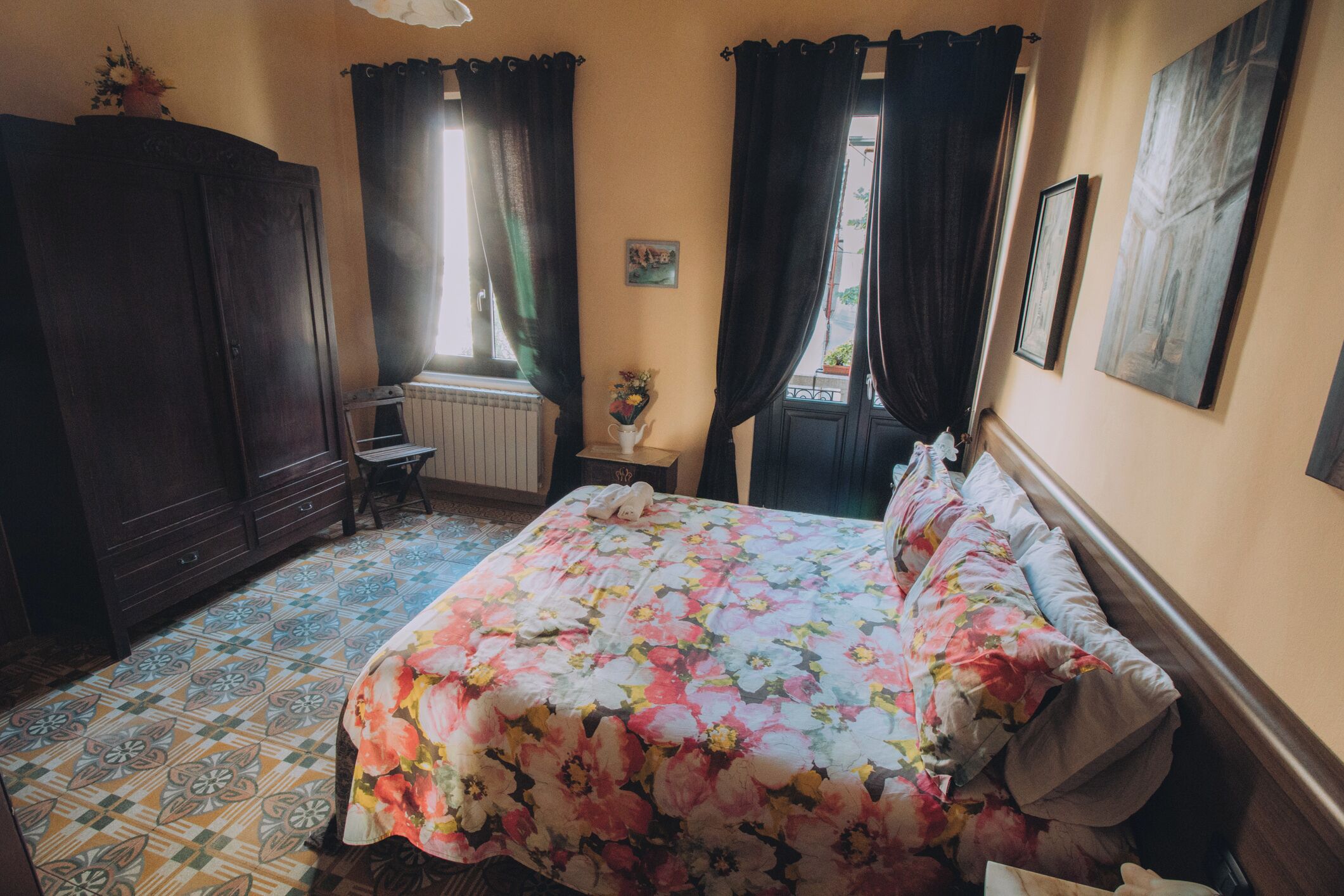 5 bedrooms, iron/ironing board, internet, bed sheets