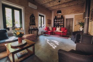 TV, fireplace - Historic Italian Villa with pool (Torre de Passeri)