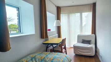 2 bedrooms, desk, iron/ironing board, travel crib