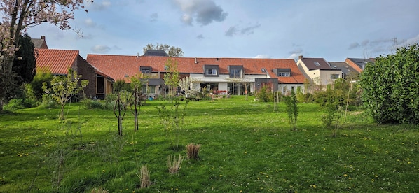 Un quartier résidentiel avec des maisons, une pelouse verdoyante et un ciel dégagé.