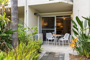 Outdoor dining - Hidden City Oasis with Resort Pool (Highgate)