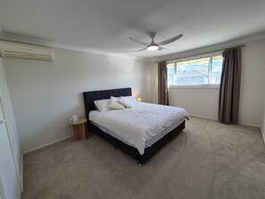 3 slaapkamers, een strijkplank/strijkijzer, gratis wifi, beddengoed