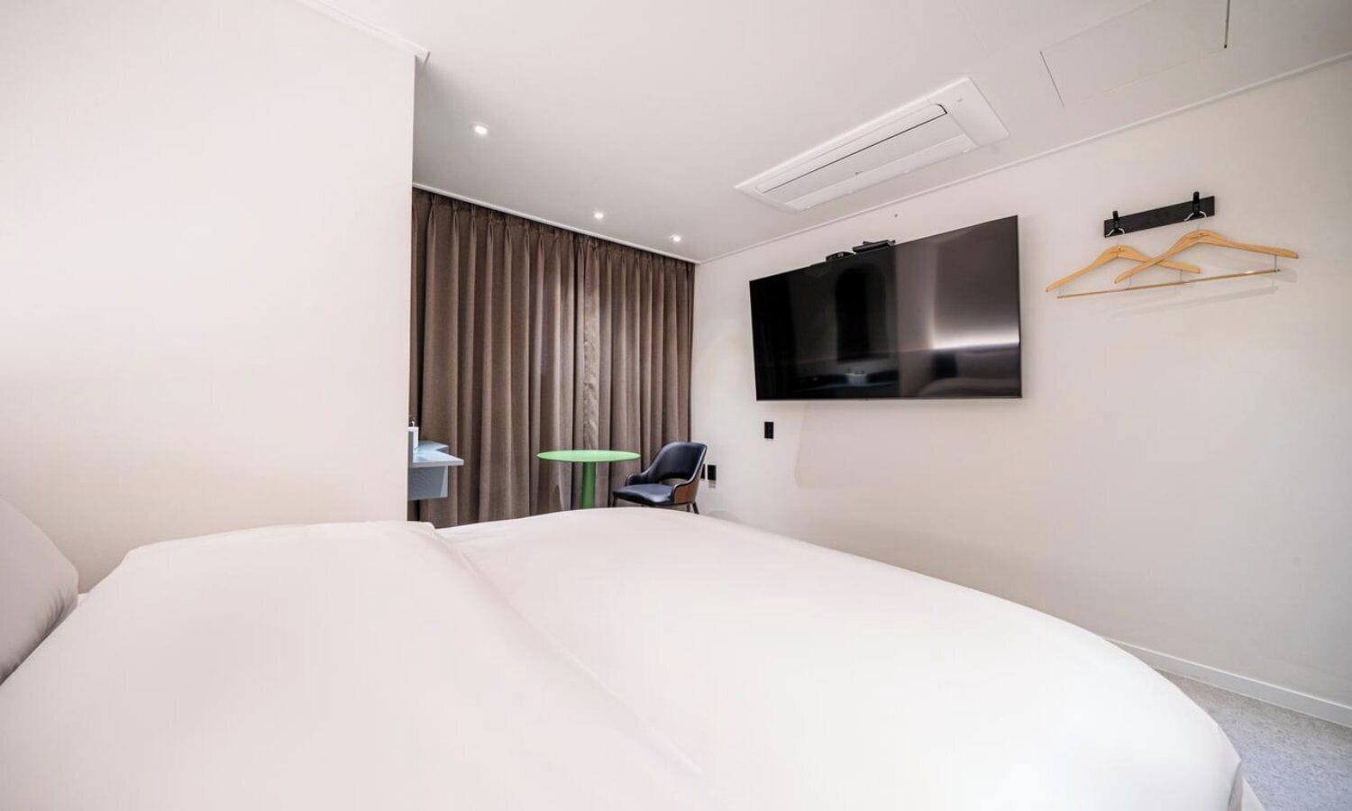 Free WiFi, bed sheets