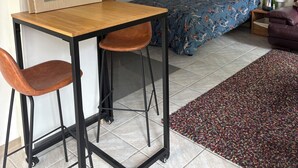 Huone, jossa on sänky, työpöytä ja tuoli.