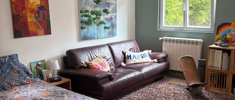 1 habitación, tabla de planchar con plancha, wifi y ropa de cama