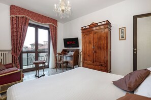 1 slaapkamer, een bureau, een strijkplank/strijkijzer, reisbedje