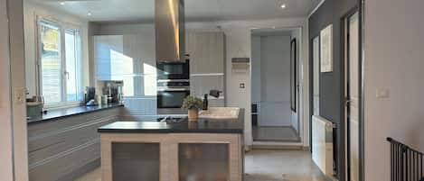 Réfrigérateur, four à micro-ondes, un four, surface de cuisson