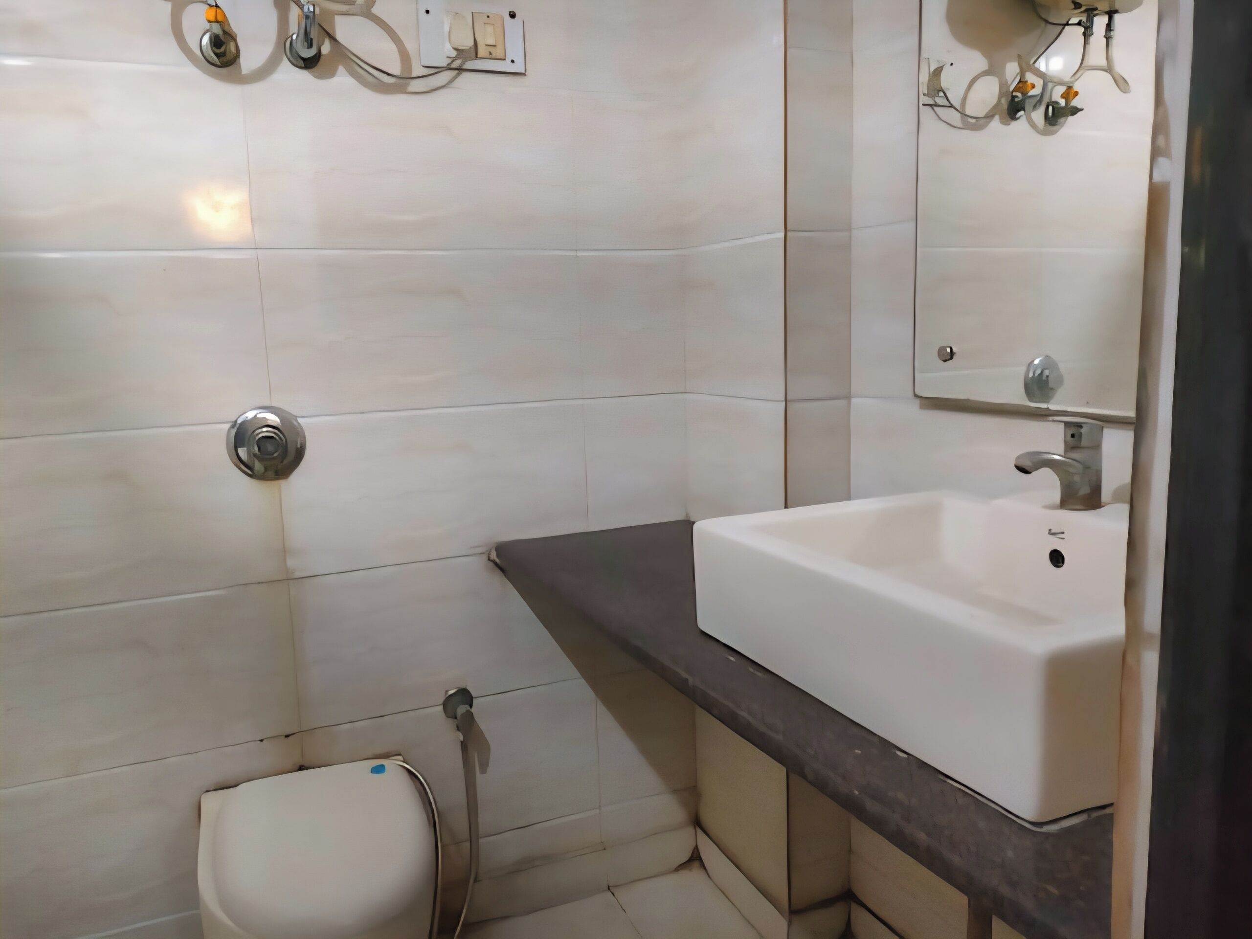 Een douche, handdoeken, zeep, toiletpapier