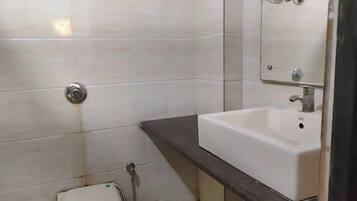 Douche, serviettes fournies, savon, papier toilette
