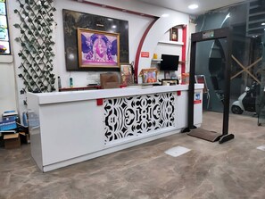 Lobby - Sai Mahal Hotel Near New Delhi Railway  (New Delhi)