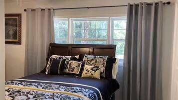 3 bedrooms, desk, iron/ironing board, free WiFi
