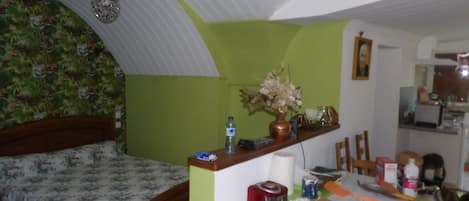 Tabla de planchar con plancha y ropa de cama