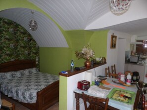 Iron/ironing board, bed sheets - Small pied-à-terre in the countryside (Causse-de-la-Selle)