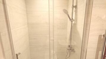 Standard-Doppelzimmer | Badezimmer | Haartrockner, Handtücher, Seife, Shampoo