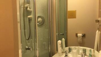 Standard-Einzelzimmer | Badezimmer | Haartrockner, Handtücher, Seife, Shampoo