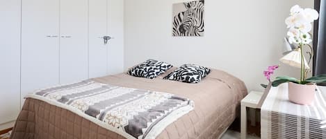 1 habitación, tabla de planchar con plancha, wifi y ropa de cama