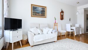 Living area - Bright 1BR Apt in Central Raisio | Balcony & Sauna (Raisio)