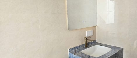 Een haardroger, handdoeken, zeep, toiletpapier